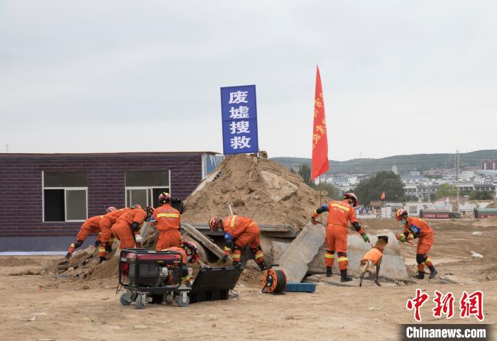 救援队伍进行废墟搜救。　杨迪 摄